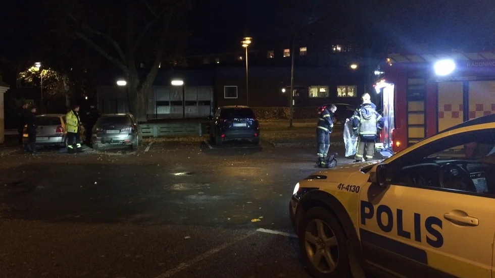 Bilen, ståendes i mitten bland de tre bilarna på bilden, började under lördagskvällen brinna på Västervikstorget i Strängnäs.