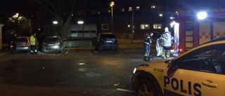 Bil i brand på torg i Strängnäs