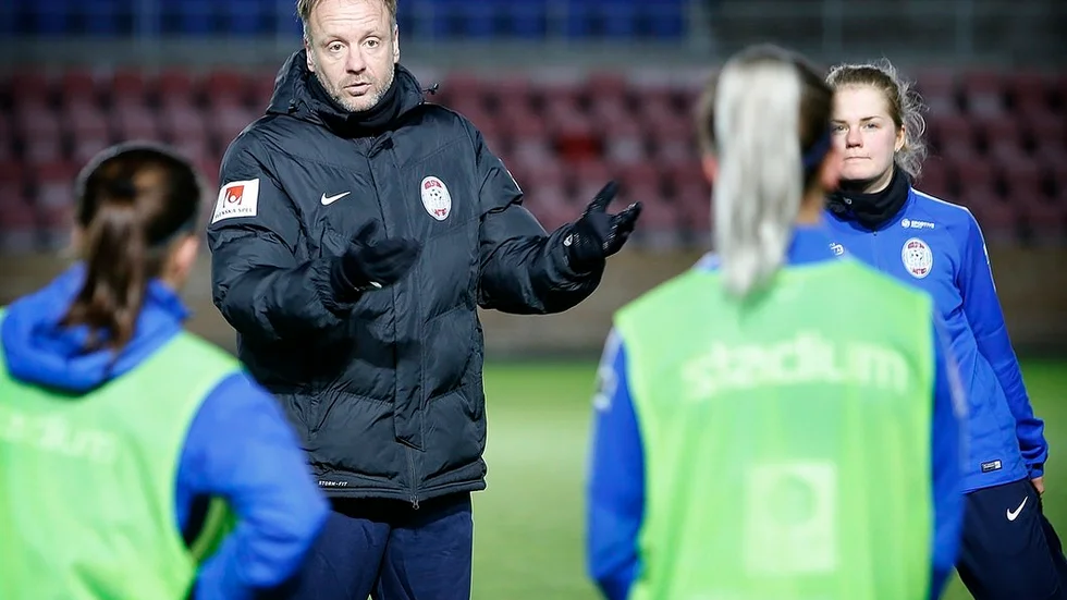 Jonas Björkgren hade inte många spelare kvar att instruera under landslagsuppehållet nyligen. I mitten av nästa vecka ska dock hela Unitedtruppen vara samlad. Foto: Mikael Andersson