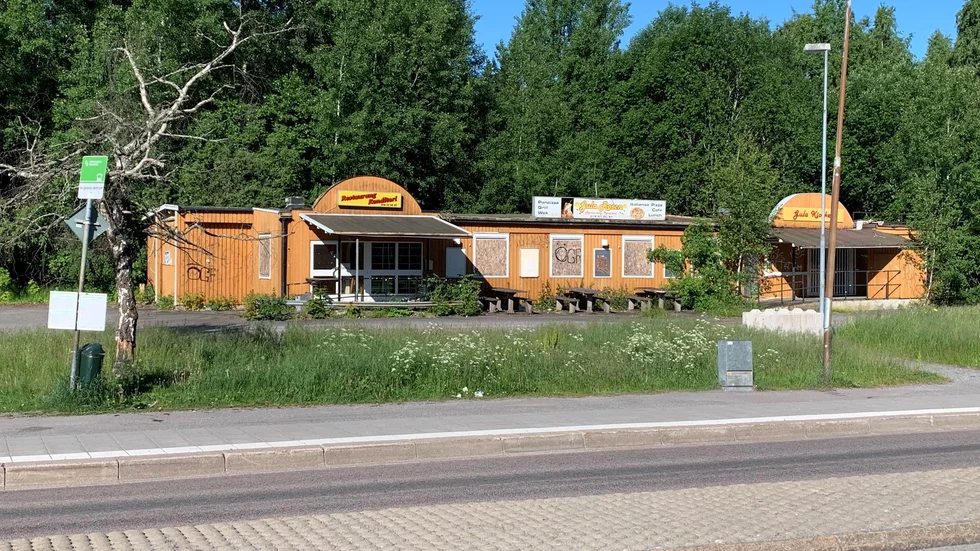 Hur länge ska vi som åker genom Skogstorp behöva se detta elände? Skriver signaturen "Skogstorpsbo".