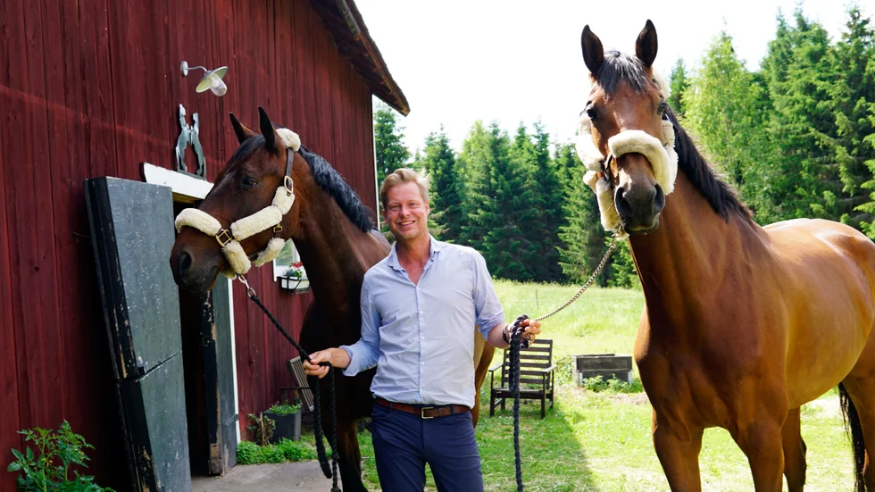 Daniel Petersson har två hästar i stallet hemma på gården, "Prio" som är 13 år gammal och "Lillan" som är 5 år. 