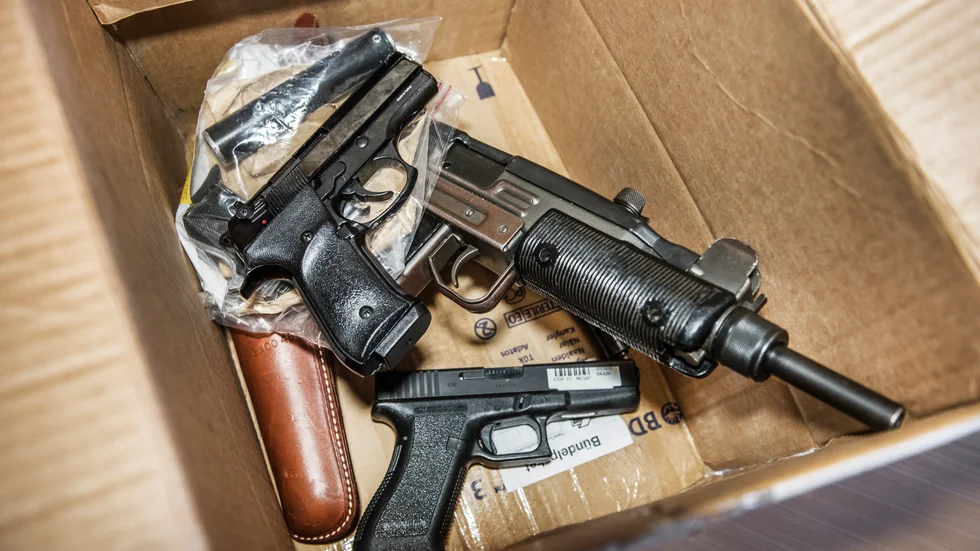 Det är Polismyndigheten som har rätt att ge ut vapenlicens och även återkalla den.