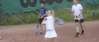 Stor vilja och glada tillrop på tennislägret i Nyköping: "Barnen har haft kul"