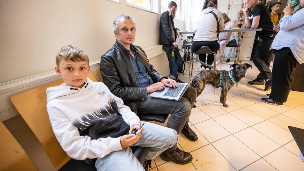 Erik Nylund och sonen Christoph, nio år, väntar på sina tillfälliga pass på Malmö Airport.
