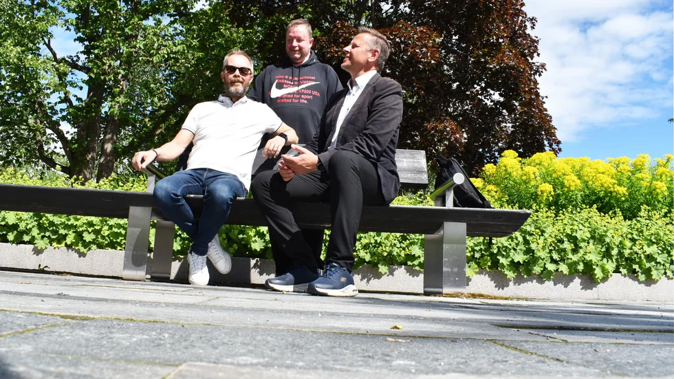 Arrangörerna Mikael Lundmark, Niclas Hällgren och Joachim Manberg sitter på en bänk i Stadsparken som nu förvandlas till serveringstält. 
