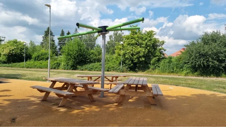 Två barn har skadat sig allvarligt på gungan i Banvaktsparken i Luthagen. Uppsala kommun uppger dock att gungan är säker om den används på rätt sätt.
