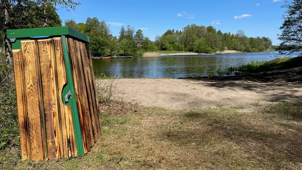 Totalt tycks det röra sig om fyra stycken stolpar som sticker upp under vattenytan. Det är också ett järnrör som sticker upp ovanför ytan, vilket också ska tas bort under det kommande arbetet.