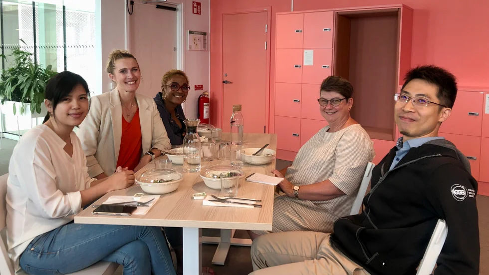 Här sitter två etablerade svenskar och tre nya svenskar. Det är Alicia Liu, Johanna Berg, Patience Nenrot Shok-Stephen, Pia Malmberg och Chung-Chuan Lai.