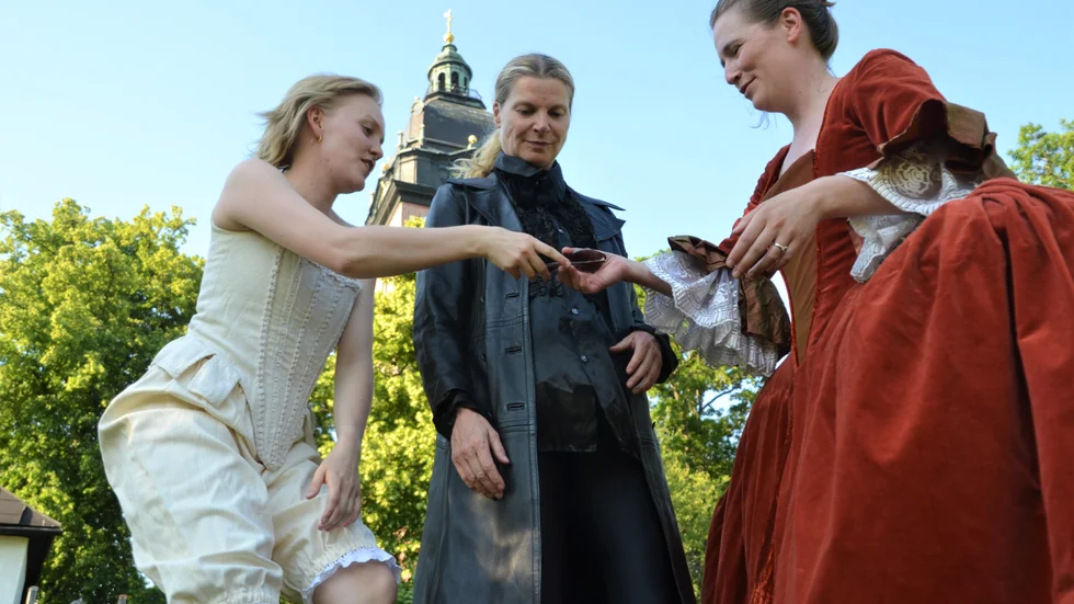 De tre operasångerskorna i Strängnäsoperans uppsättning av "Orfeus och Eurydike", Solveig Bergersen, Charlotta Huldt och Hanna Fritzson under svettiga repetitioner i Månssons trädgård inför premiären den 1 juli.