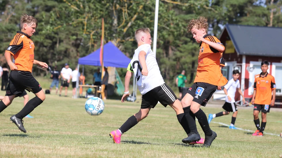 Nya turneringen Fotbollsveckorna på Gotland har startat. Här match mellan FC Gute och Nacka.