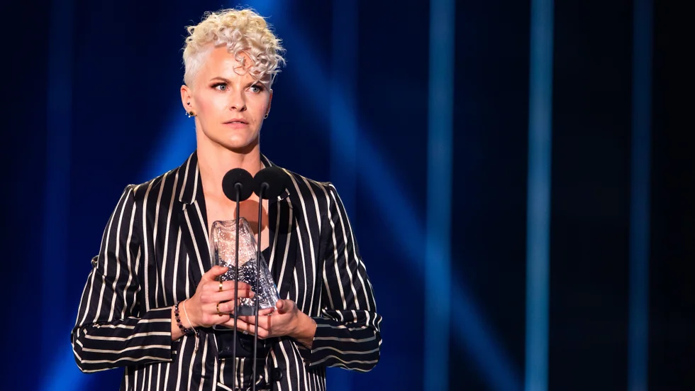 Nilla Fischer under sitt brandtal för jämställdhet på Fotbollsgalan 2018. "Nilla Fischers kamp mot svenska och europeiska fotbollsförbunden ger säkert många flickor råg i ryggen att de minsann är lika viktiga för idrotten som för pojkar" skriver Maria Kustvik.