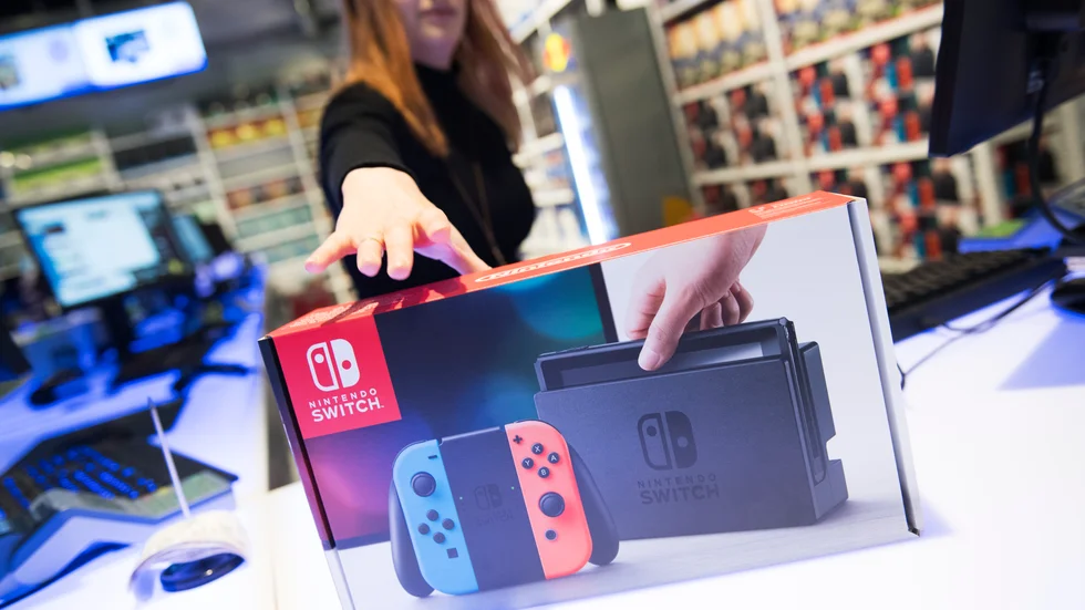 Här syns Nintendo Switch, en spelkonsol som i spelår närmar sig medelåldern – men som fortsätter göra succé. 