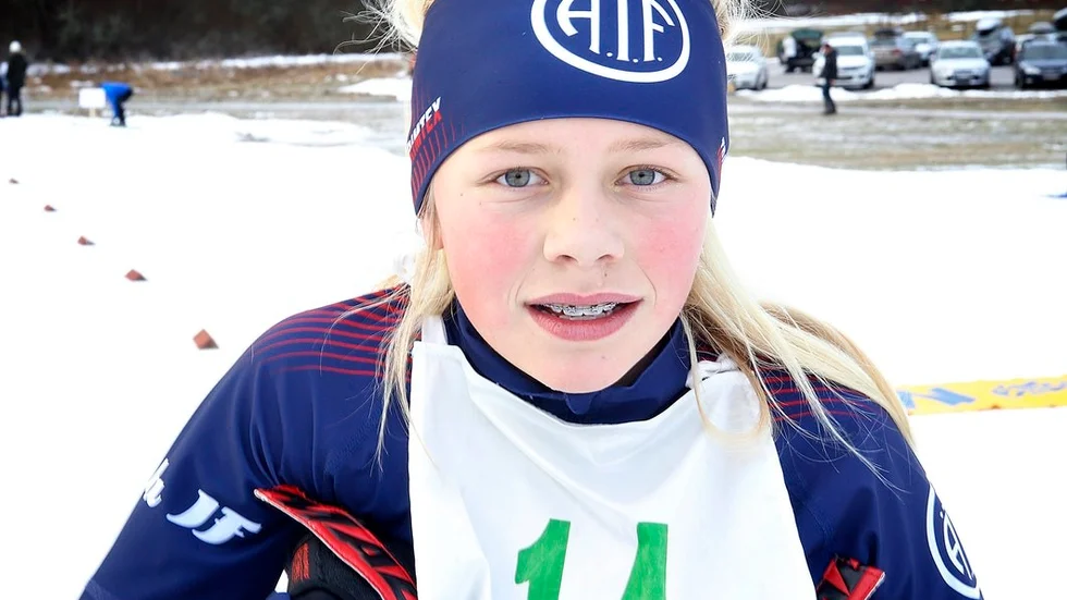 Elin Lönnqvist blev dubbel vinnare i D12 förra veckan då hon tog hem både skiathlon-DM hemma i Ärla i onsdags och Hällbyrundan i Vilsta i lördags.
