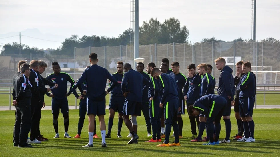 AFC-truppen tränade under måndagen och här ses spelarna få instruktioner av tränarna Pelle Olsson och Anders Johansson som syns till vänster på bilden.