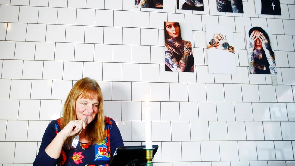 Annika Moen testar Eskilstuna-Kurirens nya app under lunchen på Kvass kök och råbar.