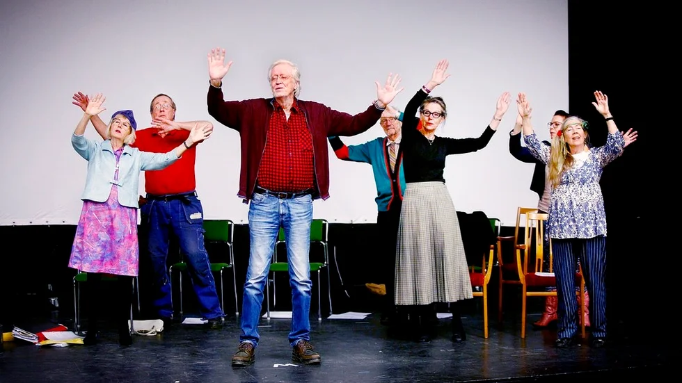 På fredag och lördag spelar S:t Eskils teaterförening upp en gammal 70-talspärla på kulturhuset Royal i Eskilstuna. Frv Solveig Lundström, Lars Sjökvist, Claes Dieden, Sven Janeheden, Laila Bagge, Helena Mattsson och Gunilla Björk.