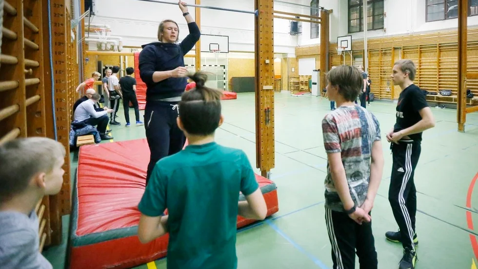 Ledaren Martin Ehrenstråhle instruerar vad tanken är vid den här stationen och de unga deltagarna lyssnar noga.