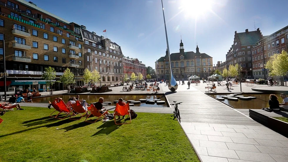 Fristadstorget ändrar utseende beroende vilken tid på dygnet man är där, skriver ”Optimisten”. FOTO: ANDERS NILSSON