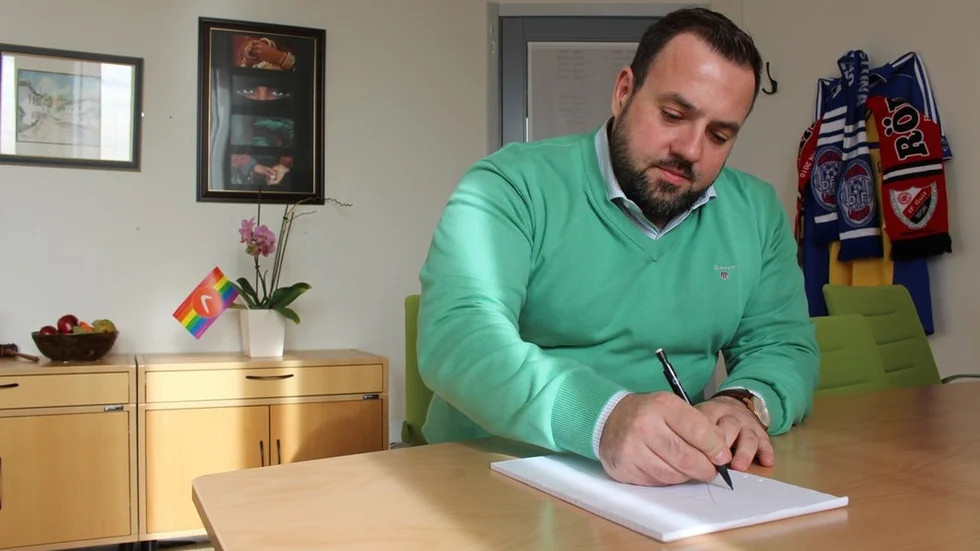 Det nya programmet ska hjälpa unga och barn att lämna kriminella gäng i problemområden i Eskilstuna, berättar Mehmed Hasanbegovic, socialchef i Eskilstuna.
