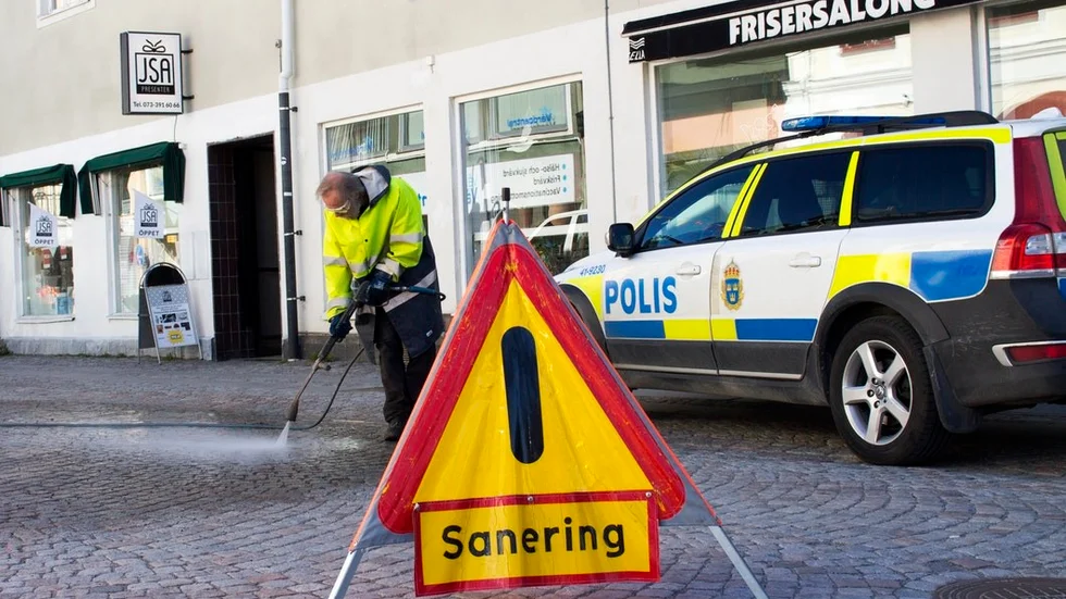 Anders Kindholm från teknik- och serviceförvaltningen fick ägna förmiddagen åt klottersanering.