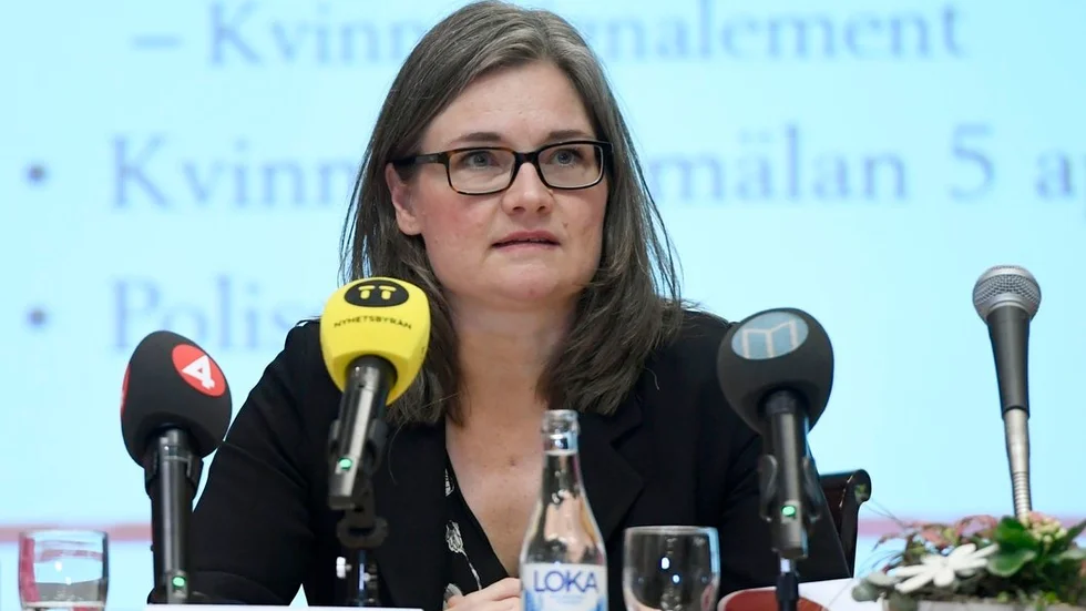 Åklagare Elisabeth Hermanrud under pressträffen i Folkets hus i Gävle. I dag åtalas nio personer, varav sex av dem sitter häktade, som på olika sätt misstänks för inblandning i bortförandet av och mordet på den 23-åriga mannen från Gävle. Foto: Pontus Lundahl / TT