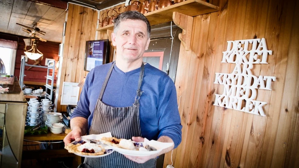 Branko Nikolic driver kaffestugan Fridhem tillsammans med sin fru Carina Nikolic. I dag på våffeldagen hoppas de på solsken, som brukar locka fler fikasugna kunder.