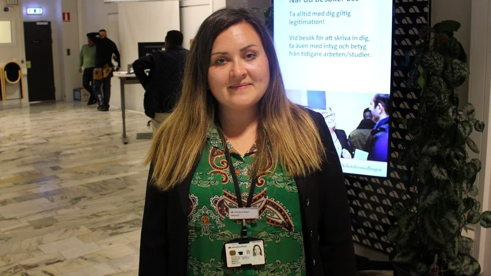 Mikaela Bäckqvist är arbetsförmedlare. Arbetsförmedlingen i Eskilstuna ökar nästa vecka bemanningen och ordnar extra aktiviteter för ungdomar som har tagit studenten.