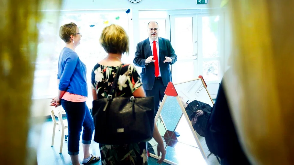 Karl-Petter Thorwaldsson var djupt imponerad av förskolepersonalens arbete när han besökte Tallåsens förskola under måndagen.