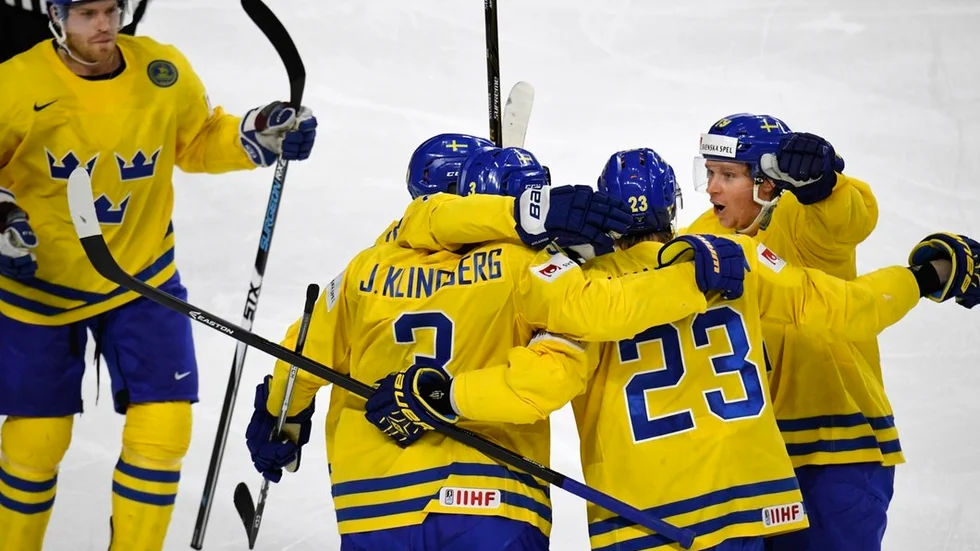 Sveriges John Klingberg klappas om efter 2-1 under semifinalen mellan Sverige och Finland i Lanxess Arena.