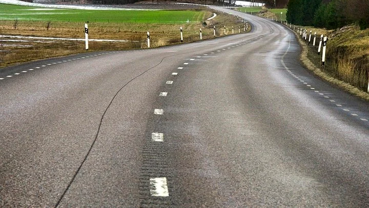 Allt fler kan behöva åka längs väg 53, på väg till sjukhuset i Eskilstuna, menar Anders Mansten från partiet Vård för pengarna. Foto: Jens Alvin