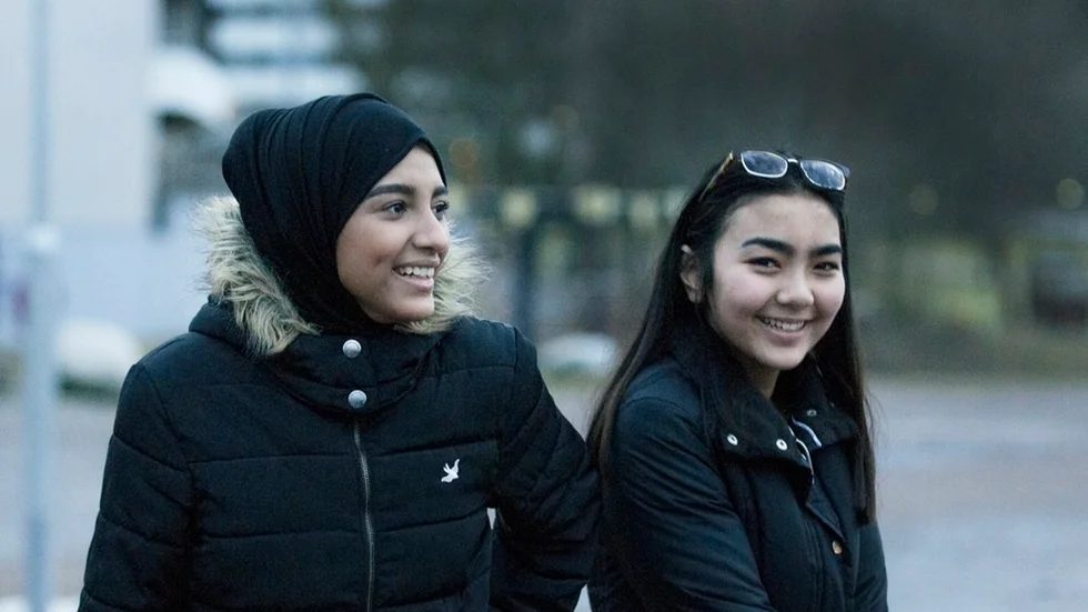 Vännerna Aysha Ismail och Leila Al-Dawari tycker om att det alltid är mycket barn ute och leker i området och eftersom de har så många vänner i Brandkärr är det tryggt här, säger de båda i munnen på varandra.