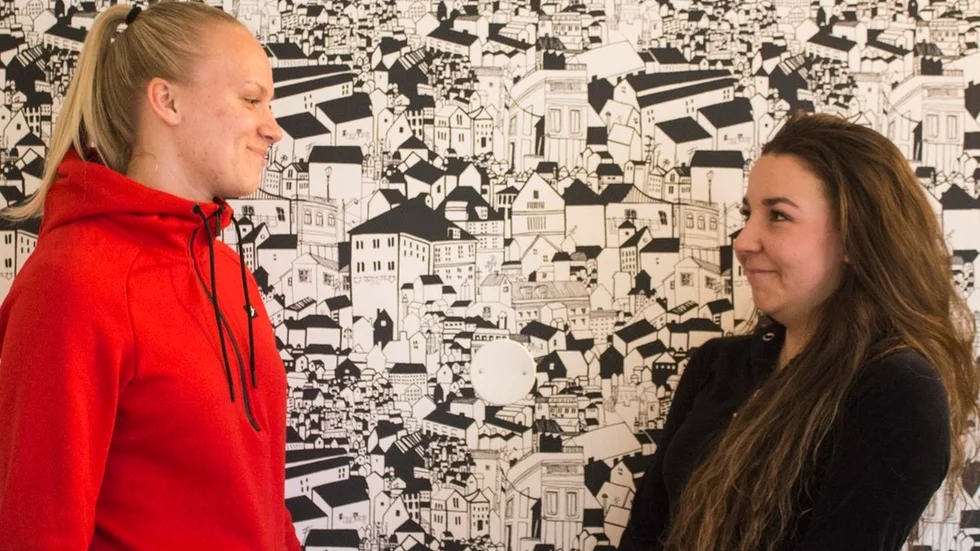 Matilda Plan och Emilia Orest tycker att det är pinsamt att tala om att man har mens för manliga tränare.
