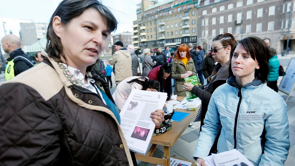 Esther Koster, här vid en manifestation på Fristadstorget förra året, är ordförande för föreningen Duvhällen kringboende som står bakom demonstrationen i Stockholm på lördag.