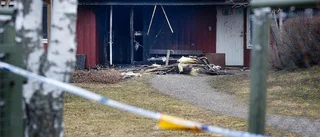 Rasistiska klistermärken hittades vid brandplatsen