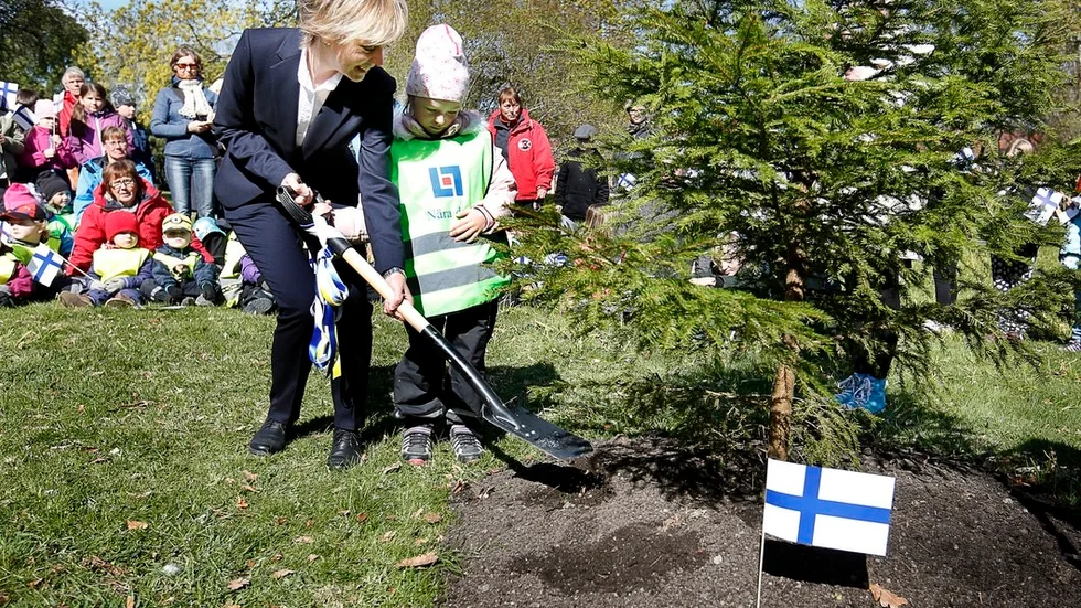 Amanda Gilgen från Sverigefinska förskolan Pikku-Erkki hjälpte Nina Puiseva Tuncer att plantera en gran i Rinmansparken.