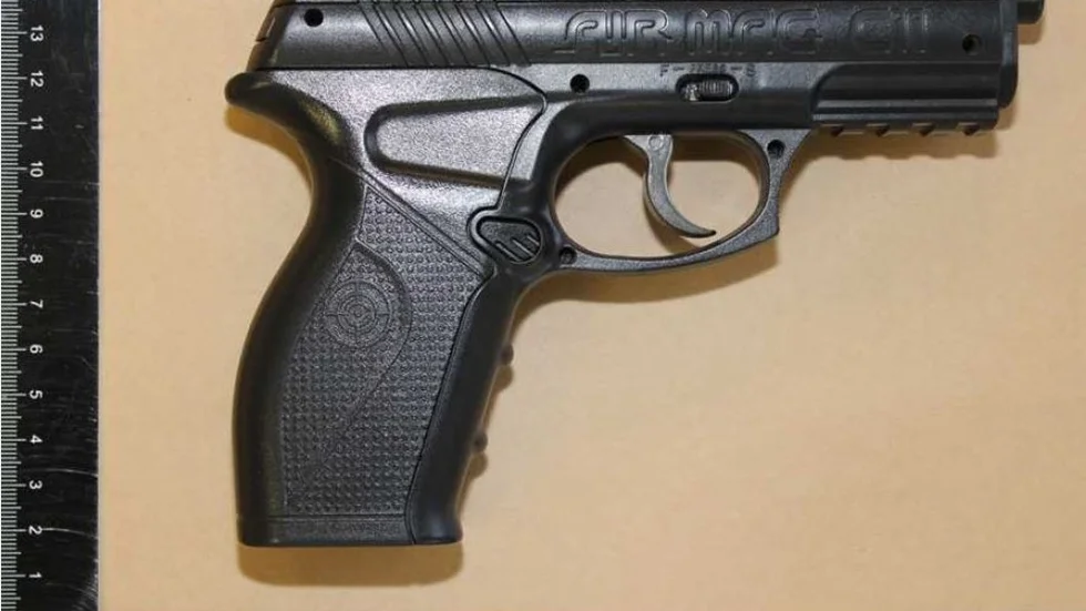 Vapnet som användes var en kolsyrepistol.