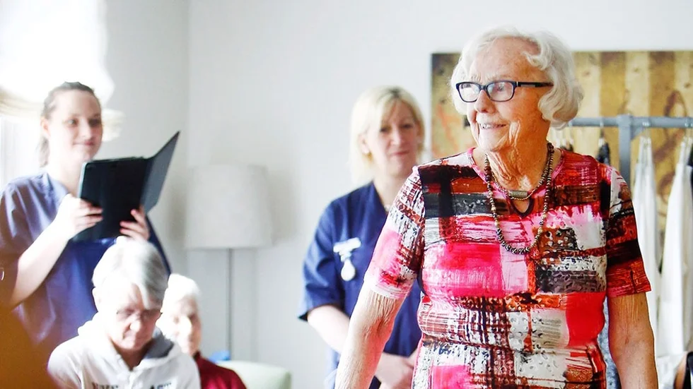 Lillian Andersson, 93 år, mannekängar på Attendo Ekebyvägens demensboende.
