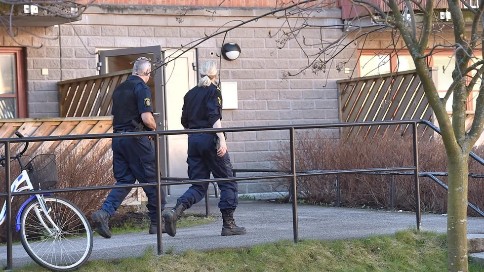 Polis var fortfarande på plats flera timmar efter larmet.