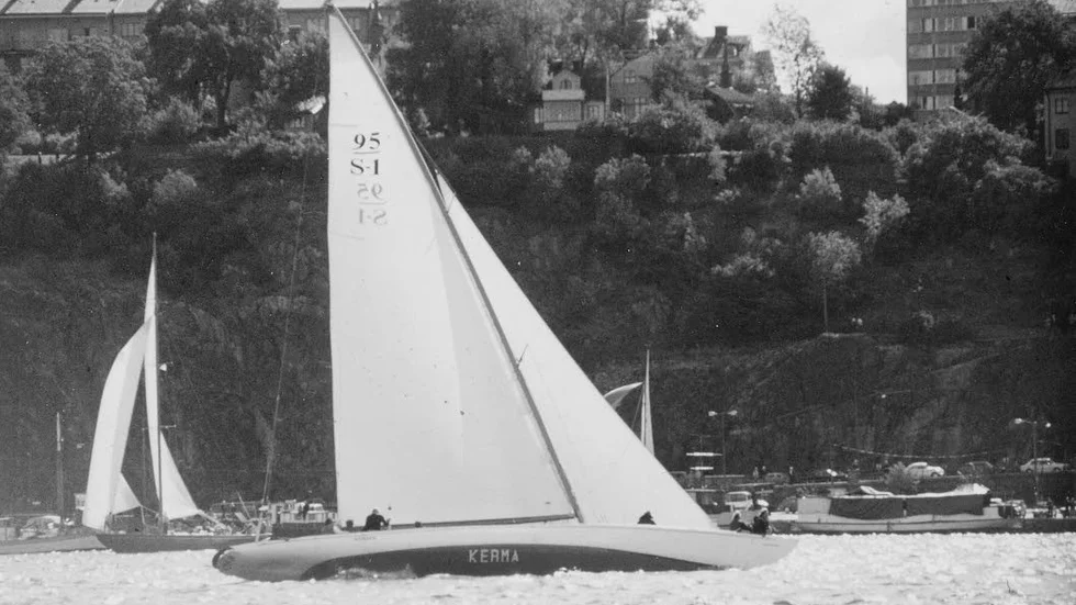 Kerma vid Riddarflärdsregattan 1982 vid rodret Kermas dåvarande ägare Hasse Wetterberg som ägde båten mellan 1980-2007. Fotot tillhör Hasse Wetterberg.