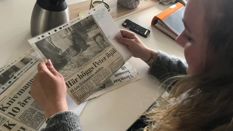 Sofia Sjöberg har sparat tidningsartiklar som rörde pappans död 1994.