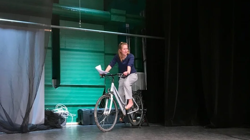 Annika Lykta från Långsjö teater på en av cykelgeneratorerna.