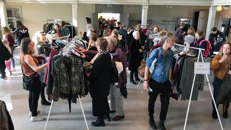 Runt tusen klädesplagg bytte ägare i Nicolaiskolans aula på lördagen.