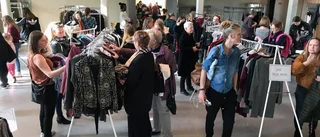 Nicos aula fylldes av klädbytare