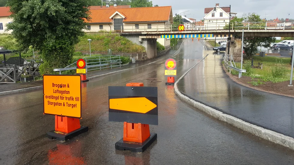 Avstängningsskyltarna i Gamleby har väckt oro. På fredagen är det marknadsdag. Det ska dock gå att ta sig till torget.