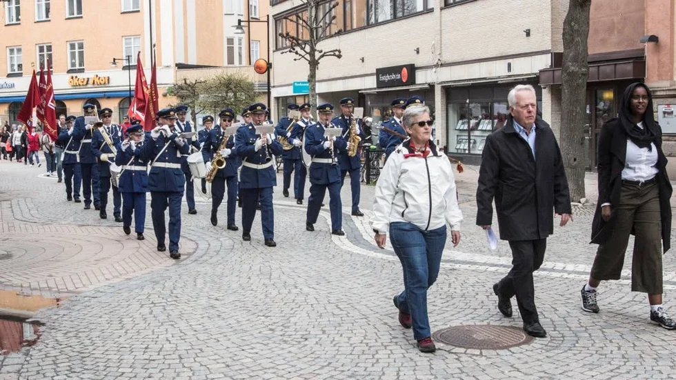 Fjolårets första maj-tåg fick stor uppslutning. Christin Hagberg, Göran Dahlström och lokala SSU-ordföranden Maryam Yassin gick först i tåget.