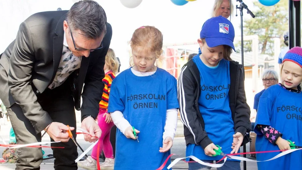 Skolpolitikern Johan Söderberg (S) fick hjälp med banklippningen av Örnens fadderbarn.
