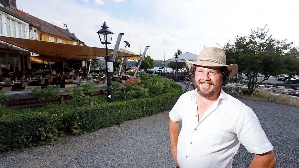 Fredrik Åström vid Gripsholms värdshus uteservering – som kanske kan rymma fler gäster framöver.