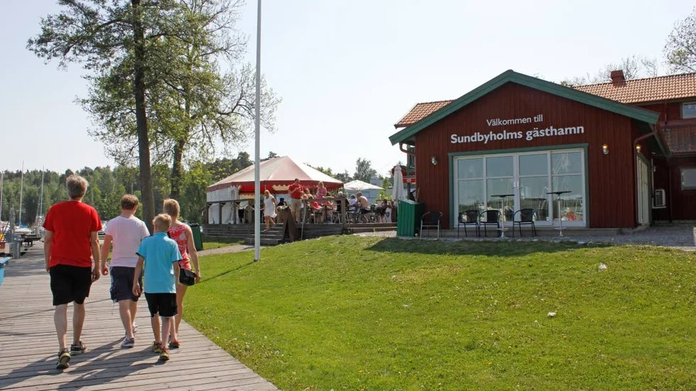 Flera gäster och besökare på Sundbyholms gästhamn reagerade över buskörningen (arkivbild).