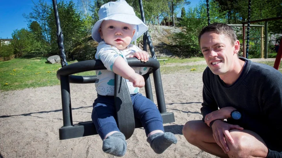 Felix och pappa Carl Pramlid går ofta till Långdansvägens lekplats.