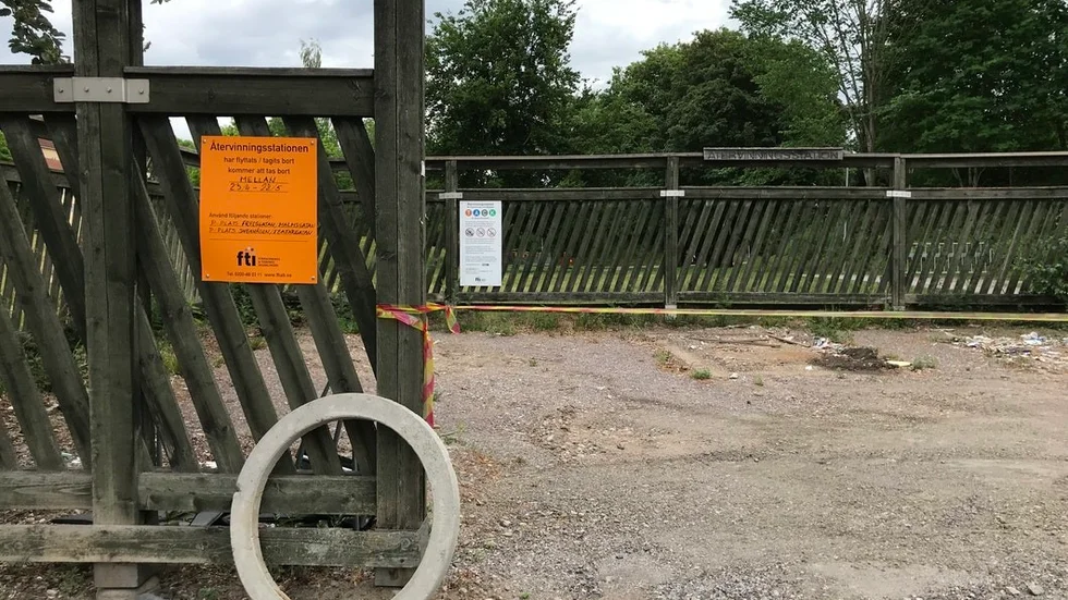 Återvinningsstationen på Jungfrugatan skulle ha öppnat den 28 maj, enligt ett anslag som sitter uppe på platsen.